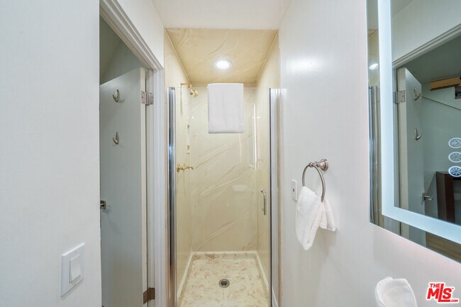 Building Photo - 9305 Beverlycrest Dr