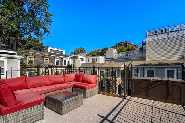 Building Photo - 2 Crystal Pl