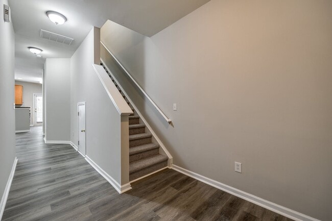 Building Photo - Location, Location, Location! 3 Bedroom 2....