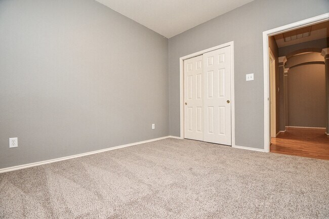 Building Photo - 4622 Forest Home Dr