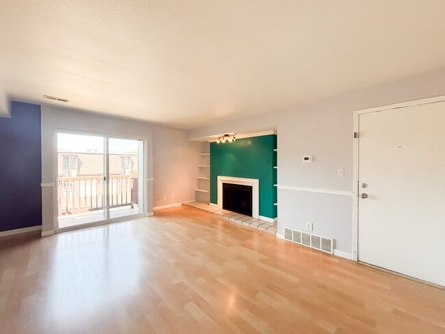 Building Photo - 2 BR/1BA | Newly Renovated Unit | | Fenced Backyard | Covered Carpot Parking