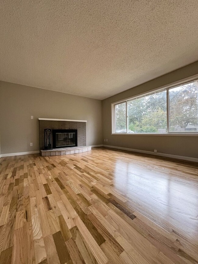 Building Photo - (OWE) 3 bed 2 bath home in Cal Young Neigh...
