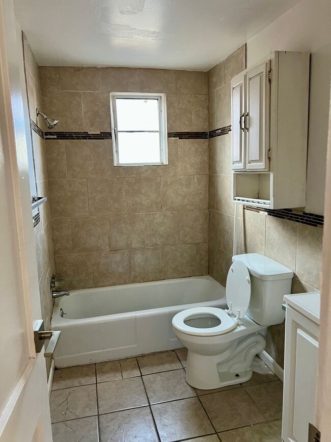 Building Photo - 2 Bedroom Home For Rent!