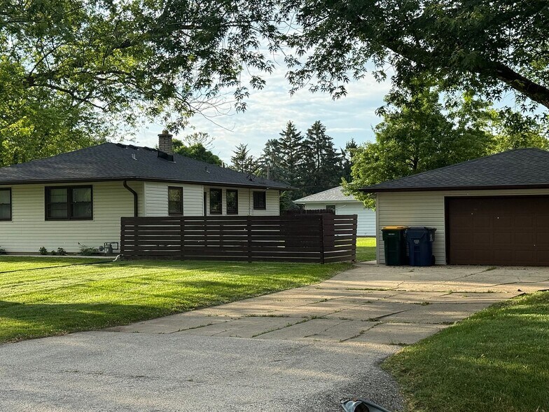 Building Photo - 8840 S Carol Ct