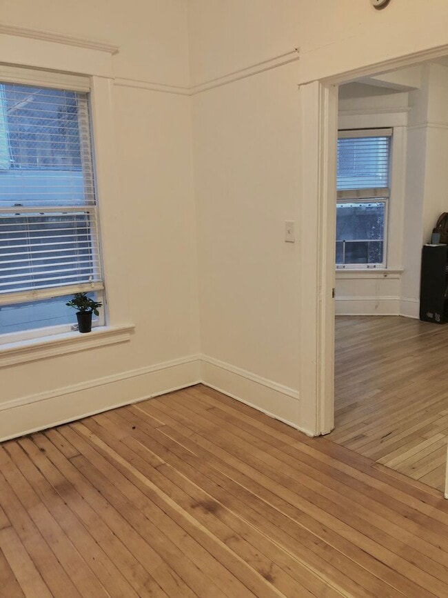 Building Photo - High Ceiling Studio Overlooking West Courtyard- Cats and Dogs Welcome!