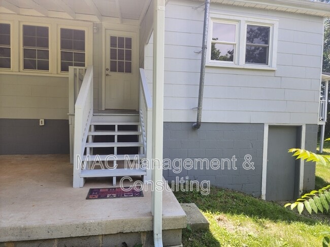 Building Photo - 1067 Crescent Dr