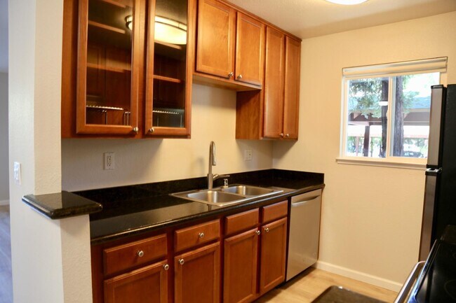 Building Photo - 764 Teatree Ct