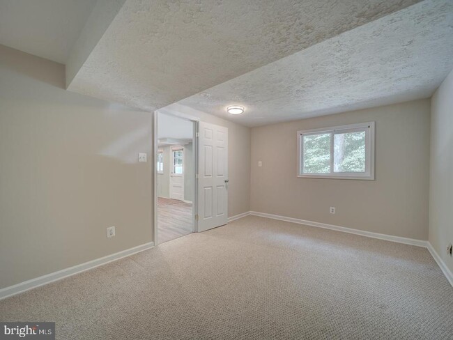 Building Photo - 8606 London Ct