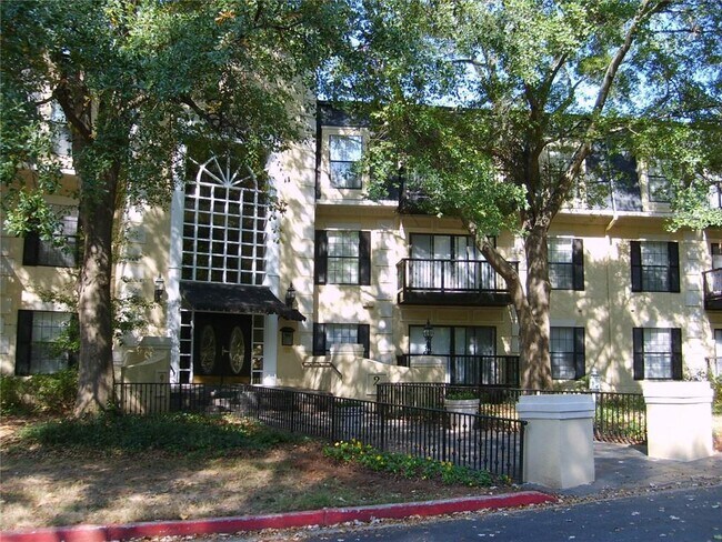 Building Photo - 4209 Pine Heights Dr NE