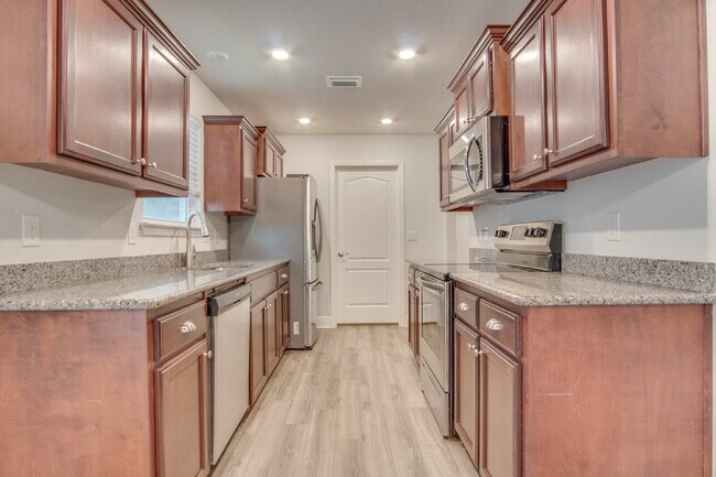 Building Photo - Beautiful North Pensacola 3BR Home with Oversized Primary Suite, Double Vanity Bath, 2-Car Garage...