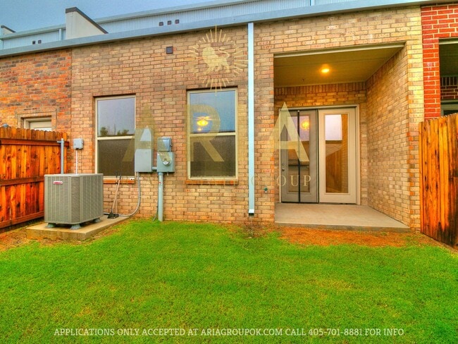 Building Photo - West Norman Urban Contemporary 3 Bed/2.5 Bath West Main Lofts Townhome Available Now!