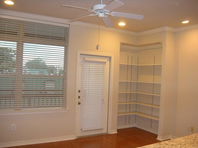 Building Photo - PRE-LEASE NORTH CAMPUS LUXURY 3 BEDROOM AUGUST