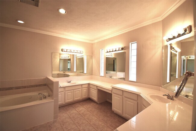 Building Photo - 2835 Briarhurst Park