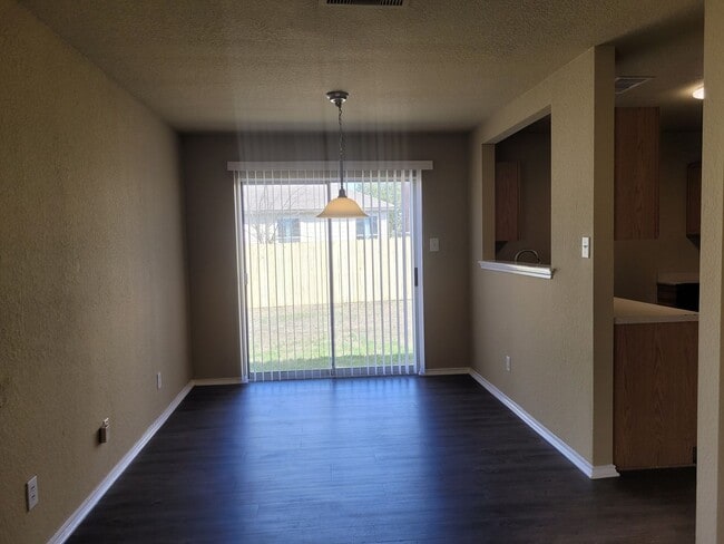 Building Photo - 3 BD 2BA Home