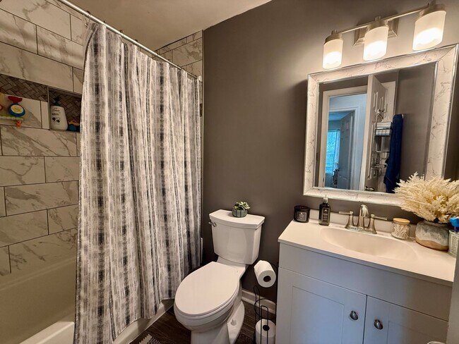 Building Photo - Beutifully updated 4 bed 2.5 bath home with large yard!
