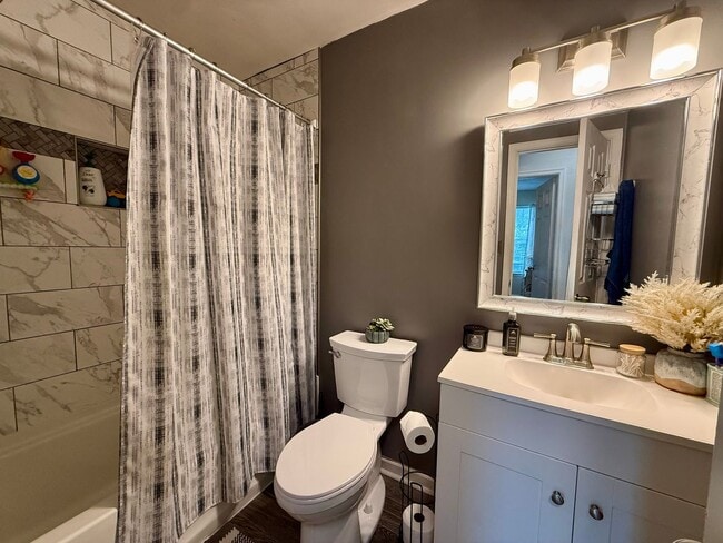 Building Photo - Updated 4-Bedroom Home with Fenced Yard – Pet Friendly!