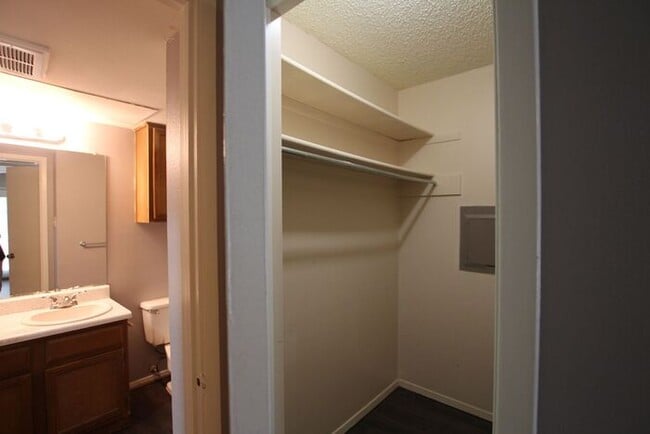 Building Photo - 1 Bed 1 Bath, Upstairs Apartment Unit at H...