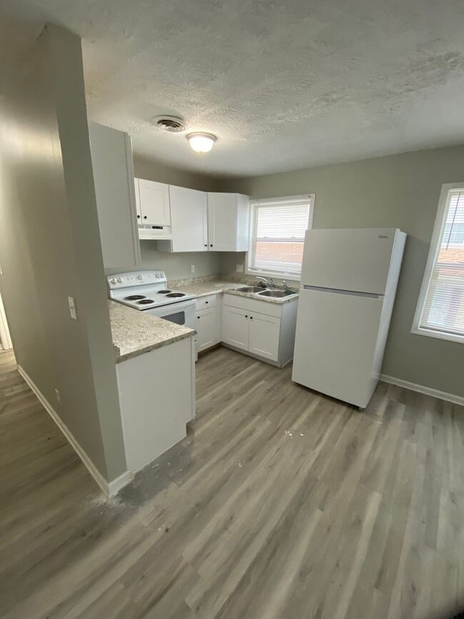 Building Photo - 150 Landings Dr