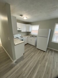 Building Photo - 150 Landings Dr