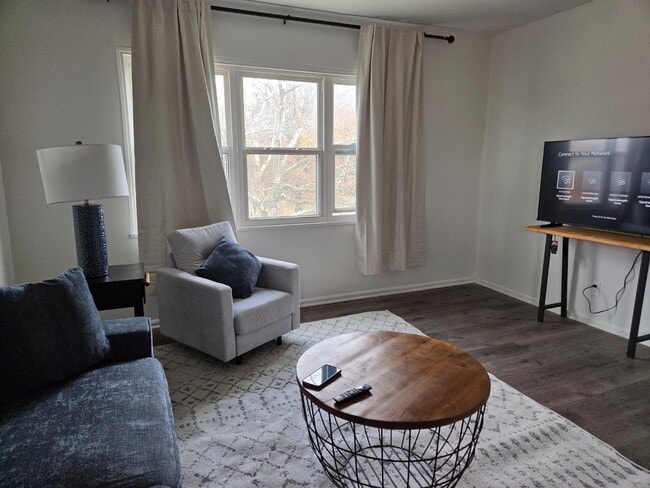 Building Photo - 3046 S Moreland Blvd