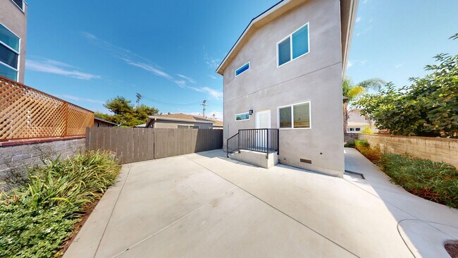 Primary Photo - 4BD/2BA with designated yard space!