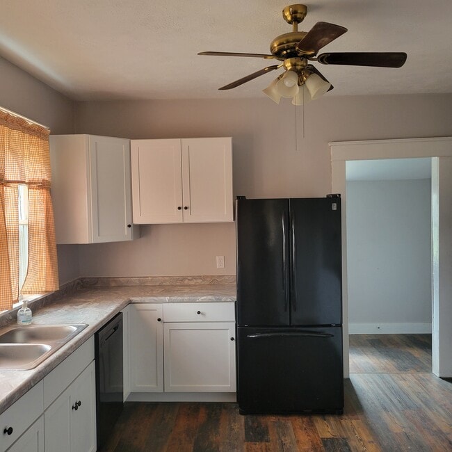 Building Photo - 709 College Dr