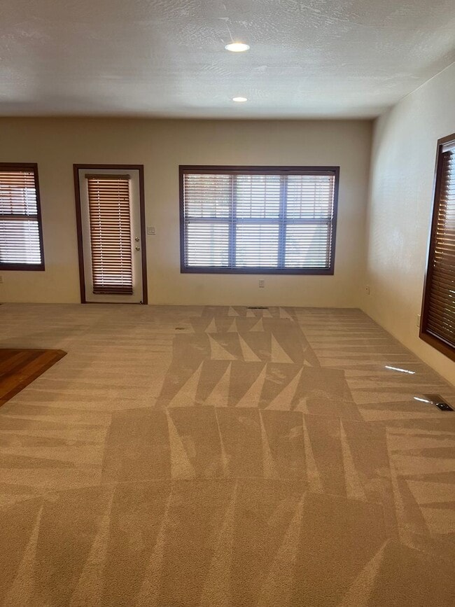 Building Photo - 3 Bedroom 2.5 Bath Townhouse