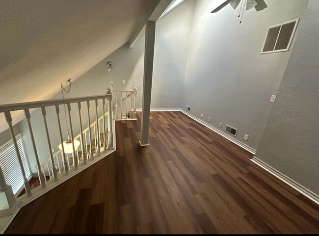 Building Photo - Beautiful 2+ Bedroom, 4 Level Townhome Wit...