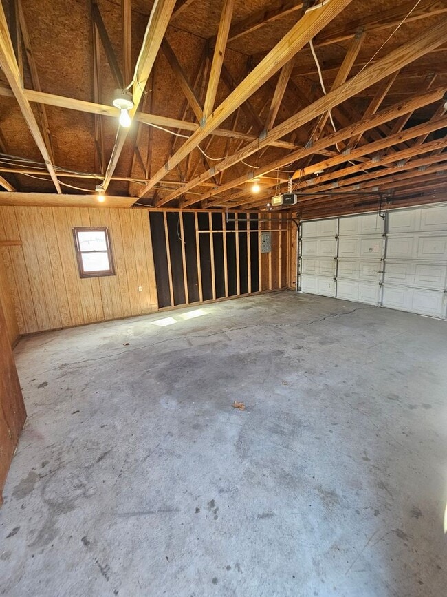 Building Photo - Spacious 2 Bedroom 1 Bath with 2 car Garage