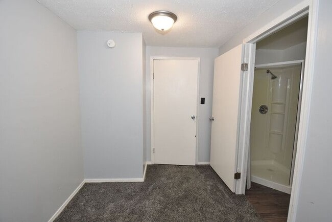 Building Photo - Elkhart 3 bedroom and 2 full baths