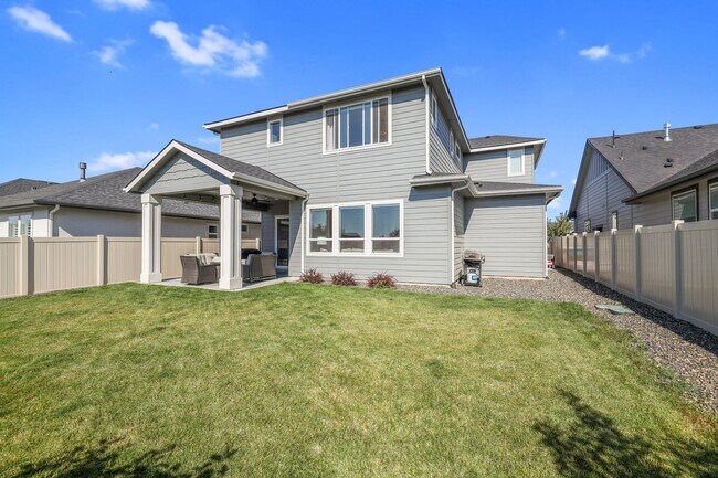Building Photo - Beautiful 4 bed 2.5 bath home