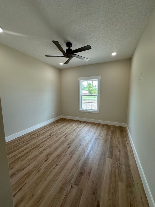 Building Photo - 3 Bed 2 Bath House