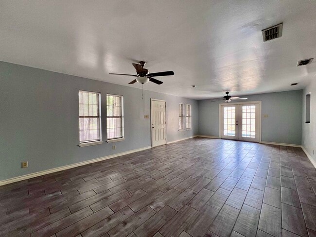 Building Photo - 207 Martingale