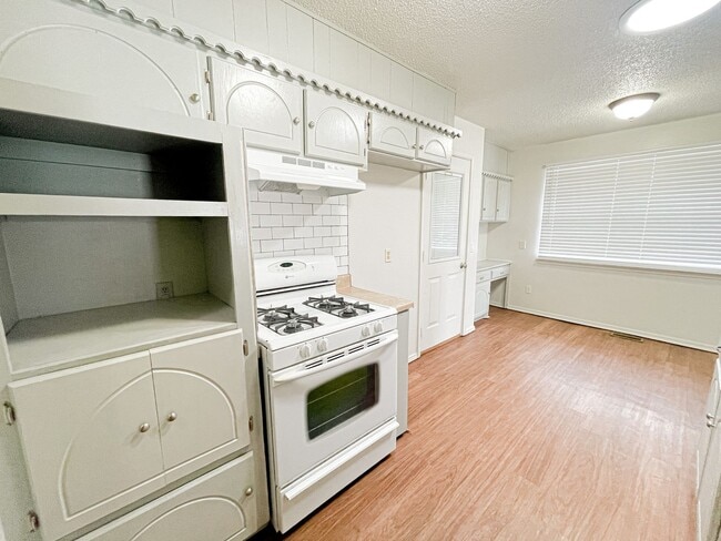 Building Photo - 3 Bed 1.5 Bath - Moore
