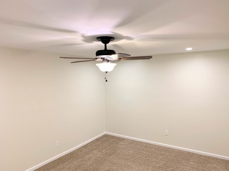 This is *not* an actual picture of the property. This is a picture of an identical unit in the same complex with similar finishes. Actual photos will be uploaded after 4/1/21 when the new carpet is installed. - 1005 Willow Green Dr