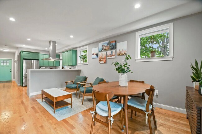 Building Photo - Renovated Apartment in Medford
