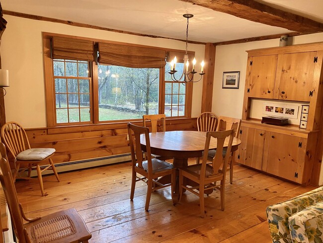 Building Photo - 867 Quaker St