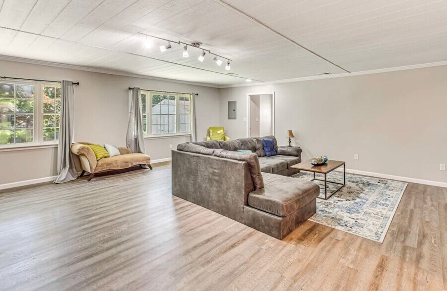 Building Photo - 208 E Columbus St