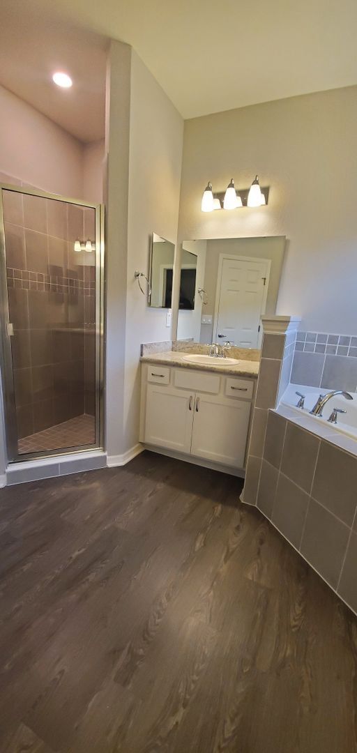 Building Photo - 4-Bedroom, 2.5-Bathroom in Winter Haven