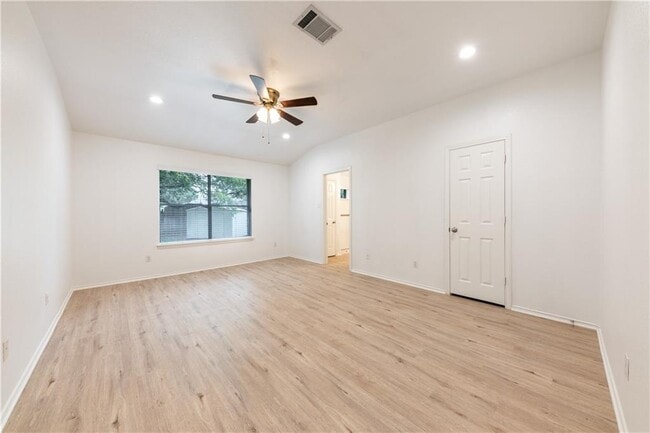 Building Photo - 1018 Balanced Rock Pl