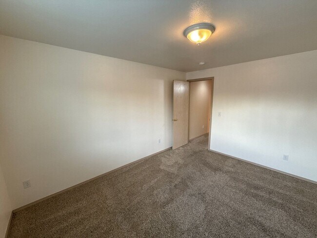 Building Photo - 1685 Lucinda Ave NE