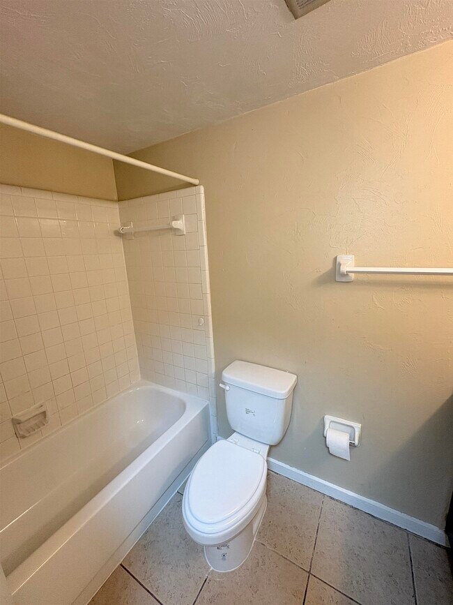 Building Photo - 1530 Live Oak Dr