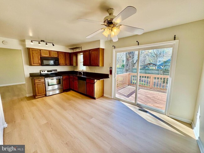 Building Photo - 1193 Maple Ave