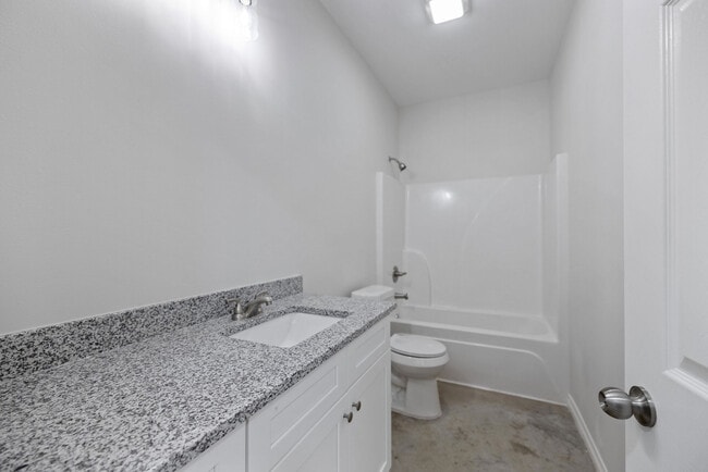 Building Photo - 608 E Beech St