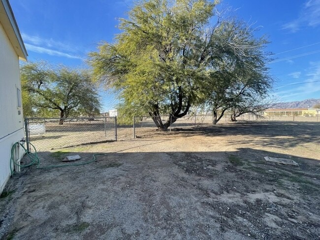 Building Photo - 3 bed 2 bath home with a large yard. BHCRE...