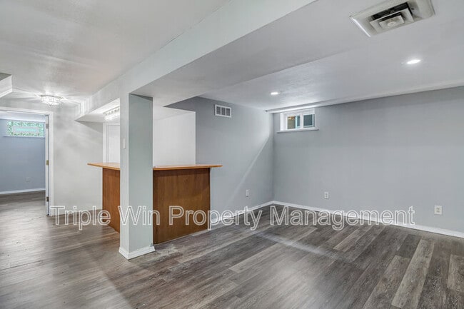 Building Photo - 7035 Plainview Ave