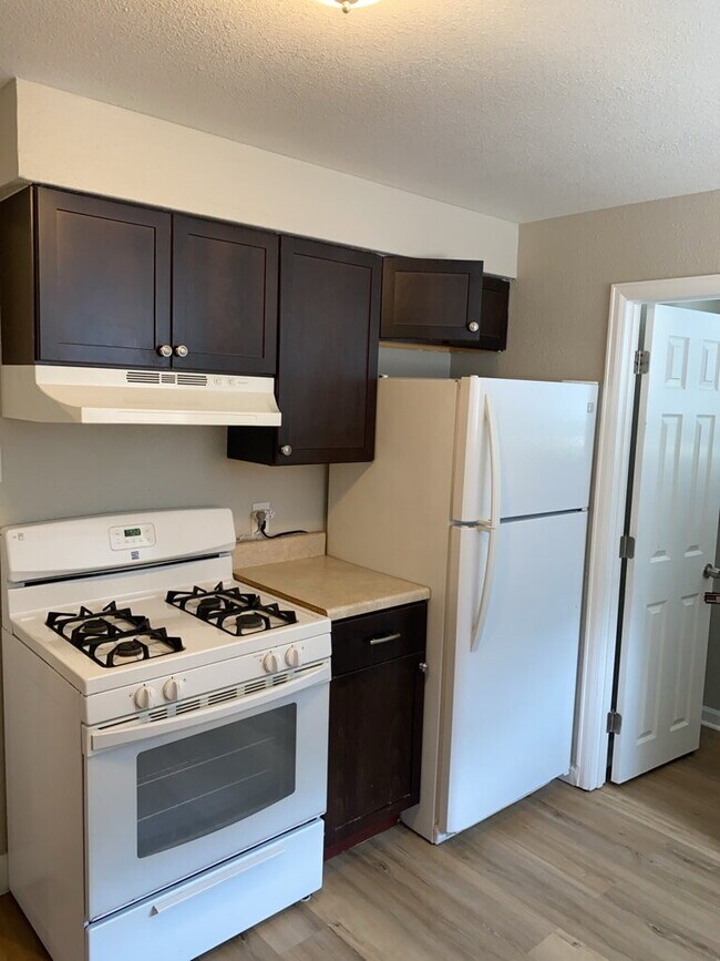 Building Photo - AVAILABLE NOW!  "Charming 2-Bedroom Gem in Denver's Heart with Spacious Layout - 837 Sq Ft of Coz...