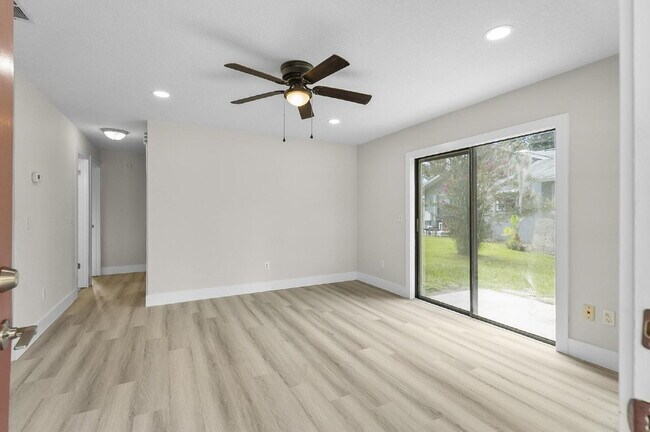 Building Photo - "Chic & Cozy 2-Bed Retreat with Granite Touches in Palm Coast!"