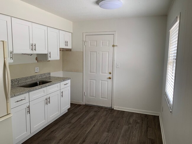 Building Photo - 609 N Stella Ave