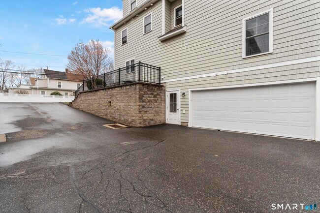 Building Photo - 15 W Main St